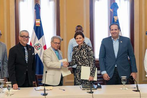 Raquel Peña firma acuerdo histórico entre el Gobierno y el Colegio Médico Dominicano